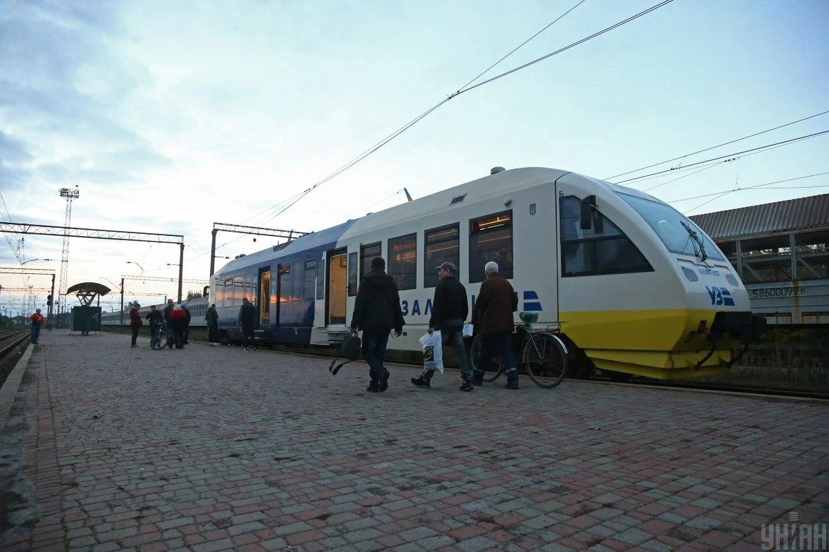 Росія вчергове вдарила по залізниці: низка поїздів їдуть із затримкою