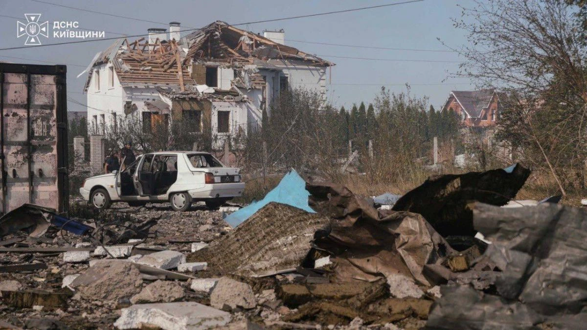 "Усе розбито вщент": очевидці розповіли про удари РФ по селу Мила, - The Guardian