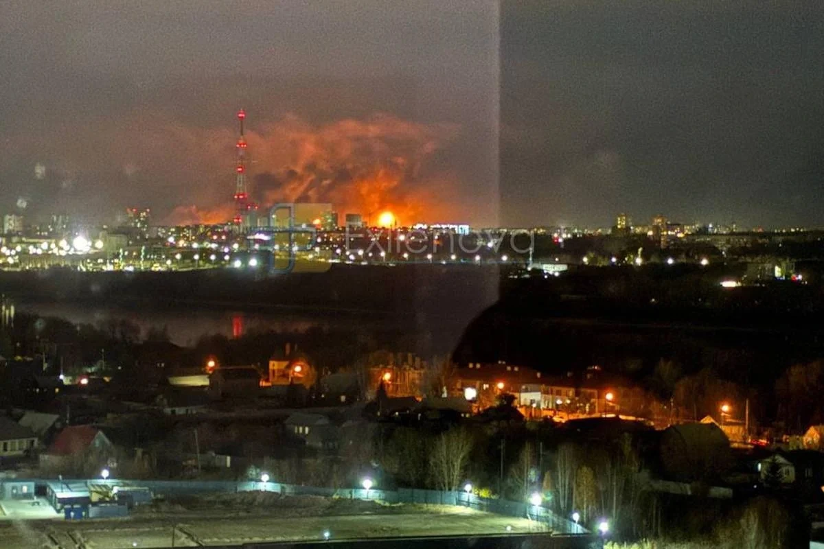 В Омську палає хімзавод і склад "Озон" після атаки дронів (відео)